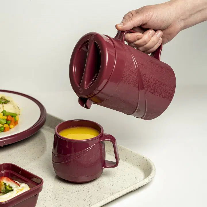 KH Moderne Insulated Jug Burgundy Lifestyle