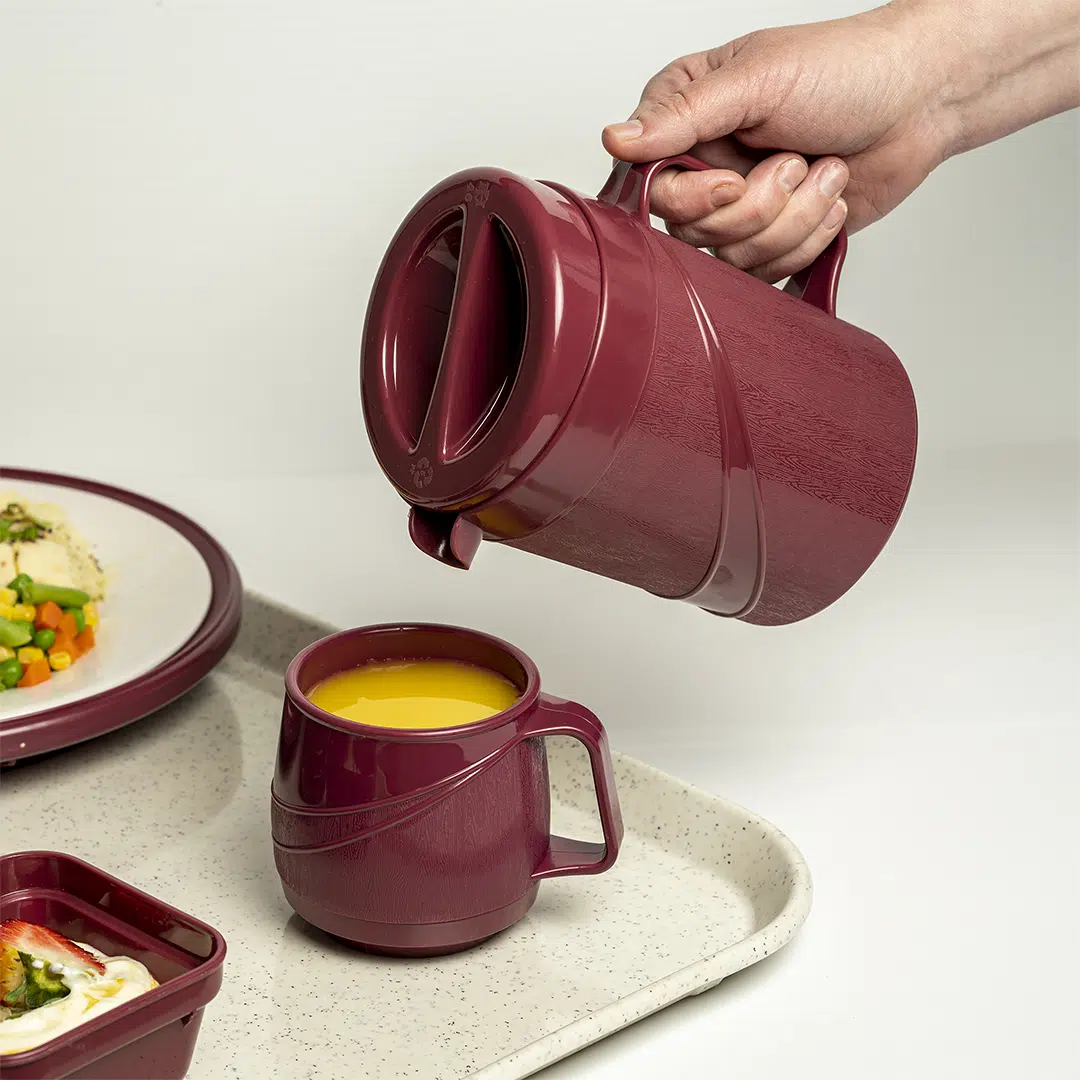 Moderne Jug Burgundy Lid Lifestyle